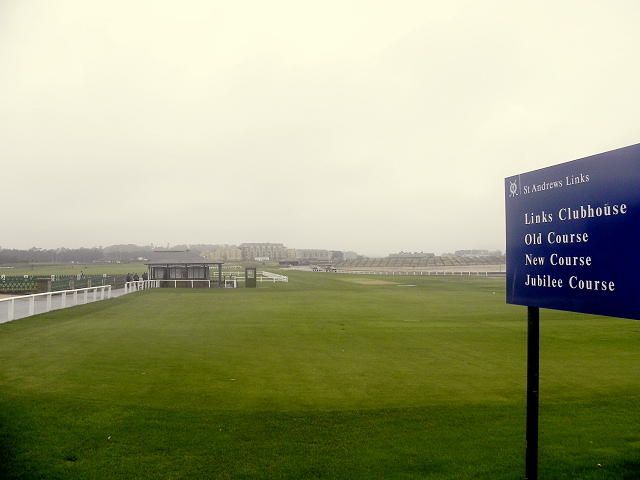 A photo of the St Andrews Links sign identifying all the courses at St Andrews including the New Course